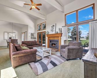 Large Townhouse on 18th green- beautiful location, indoor golf simulators 4 rent - Jerome - Living room