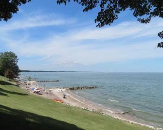 Lake Erie Escape! Lake Views, Private Beach, 20 min to Cedar Point + Jet Express - Huron - Beach