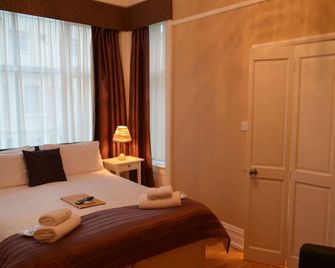 Sea Breeze - Pebbles - בורנמאות' - חדר שינה