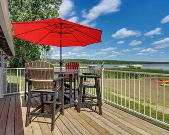 Lakefront Motley Cabin With Private Deck - Motley - Balcony