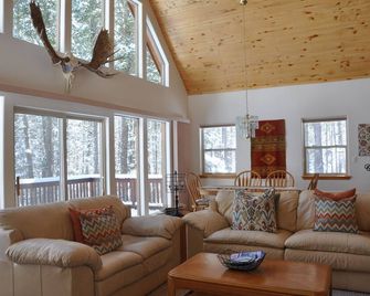 Beautiful mountain chalet within 5 minutes of all Angel Fire amenities. - Angel Fire - Living room