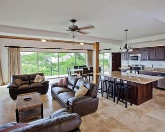 Award-Winning Luxury Ocean View Condo 275 Yds from the Beach - Esterillos Este - Sala de estar