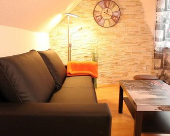 Art City-Studio Kassel 5, modern, citynah, voll ausgestattet, kostenfreie Parkplätze, Süd-Balkon, ruhig, Herkulesblick - Kassel - Living room