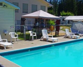 Totem Motel & Resort - Christina Lake - Pool