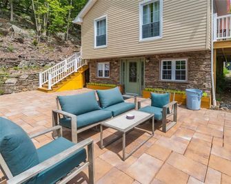 Cozy Chick Lakehouse Retreat - Greenwood Lake - Balcony
