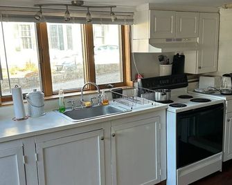 Studio Apt with Full Kitchen. 1 minute stroll over picturesque bridge into town. - Peterborough - Kitchen