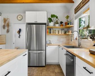 Modern 4-bedroom Farmhouse Oasis with Apple Orchard and Mountain Views - Stevensville - Cocina