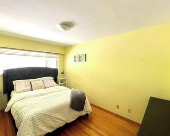 Private room with shared bathroom - West Vancouver - Bedroom
