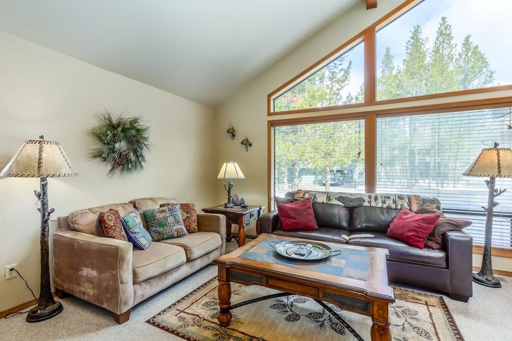 Yelp39 - Spacious Home, Hot Tub, Bbq, Bonus Room, Dog Friendly - Sunriver - Living room