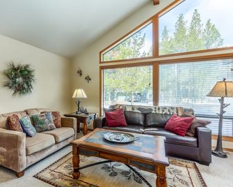 Yelp39 - Spacious Home, Hot Tub, Bbq, Bonus Room, Dog Friendly - Sunriver - Living room