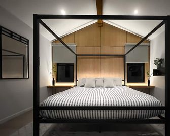open airy custom designed home - 2kings - sleeps 14 - Alief - Bedroom