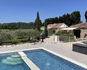 Le Mas Des Chutes - Graveson - Pool