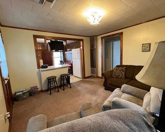 Cozy 2 bedroom offering privacy and convenience located in the HUB of Scott, LA - Scott - Living room