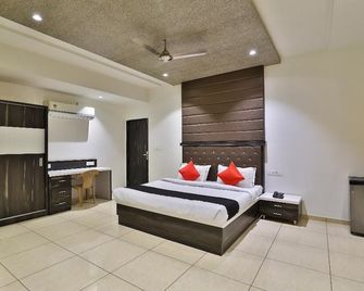Dev Motel & Banquet - Nadiād - Habitación