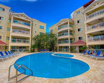 Large 3 bedroom, 2 bathroom property conveniently located steps from the beach. - Punta Cana - Pool