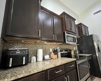 Spacious 4-bedroom house in charming Carlsbad with WiFi and AC - Carlsbad - Kitchen