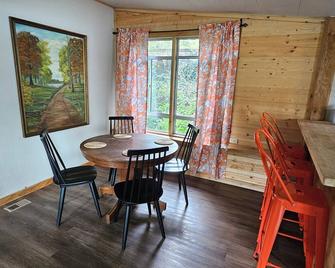 Lakeside, boat dock and hot tub with this snug small cabin. - Eucha - Salle à manger