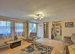 Catskill Mtn Home with Deck about 1 Miles to Zoom Flume! - East Durham - Living room