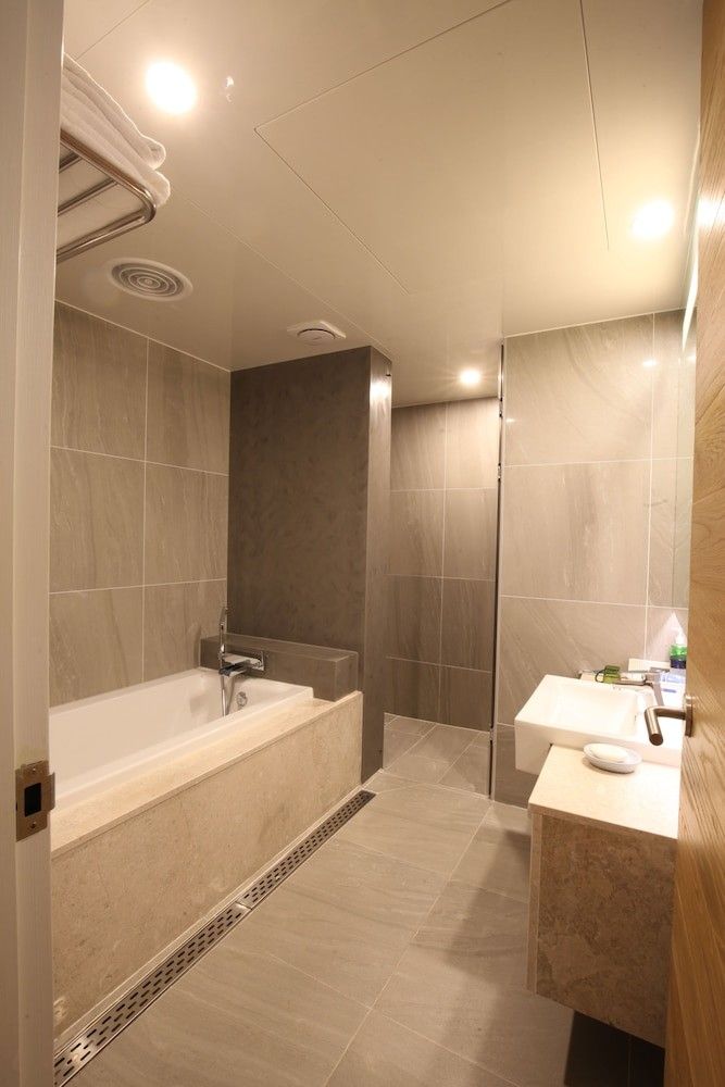 Angel Hotel thumbnail 3