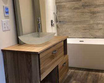 Single room, access to all household amenities, steps from commuter rail - Boston - Room amenity