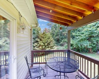 Mountain escape with large yard - near downtown, Biltmore, & outdoor adventure - Asheville - Balcony