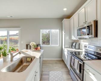 10 Mi to Grand Rapids Modern Townhome! - Kentwood - Kitchen