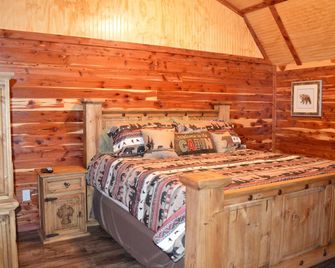Beautiful cozy rustic cedar cabin located close to Rocky Top Winery. - Atwood - Bedroom
