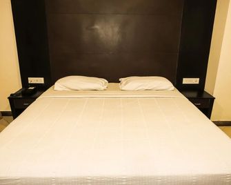 إمارالد هوتلز - تشناي - غرفة نوم