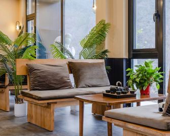 Not Late - Private Hot Spring B&B with Great Wall View - Beijing - Living room