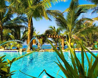 Crystal Shores Beach Resort powered by Cocotel - Morong - Piscina