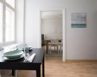 2ndhomes 2BR apartment by the Esplanade Park - Helsinki - Dining room