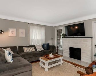 A Scenic 3BR Retreat for Nature Lovers - Independence - Living room