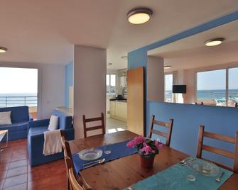 Apartamentos Bon Repos - Santa Susanna - Ruokailuhuone