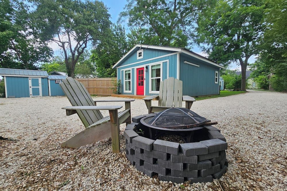 1 Bed 1 Bath Cottage in Historic League City Close to Nasa, Kemah, Galveston - League City - Патіо