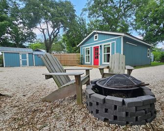 1 Bed 1 Bath Cottage in Historic League City Close to Nasa, Kemah, Galveston - League City - Патіо