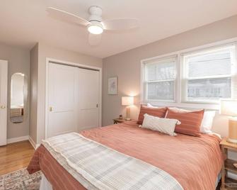 Updated 3 bed + office ranch home close to Downtown Madison - Monona - Bedroom