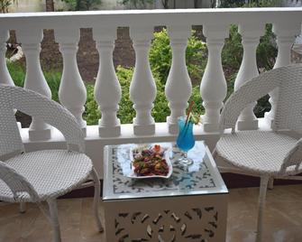 Lillywoods Nv Beach Resort - Calangute - Patio
