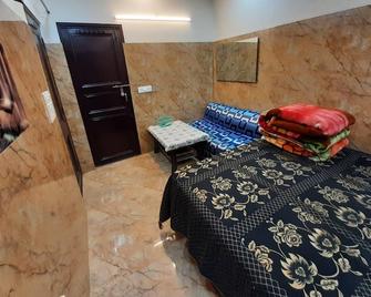 Couple Friendly Private Flat in Posh Lajpat Nagar - Neu-Delhi - Schlafzimmer