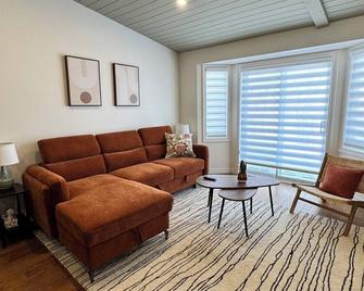 Modern Luxury - Sault Ste Marie - Living room