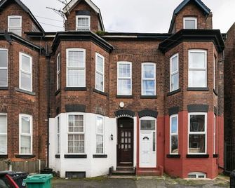 Short Term Shared R&R In Chorlton - Manchester - Building