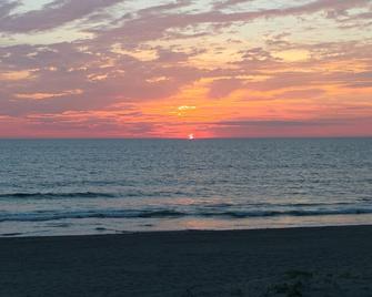 2 Bedroom, 2 bath Penthouse 58 yards from 3.5 miles of sandy beach! - Mazatlán - Vista del exterior