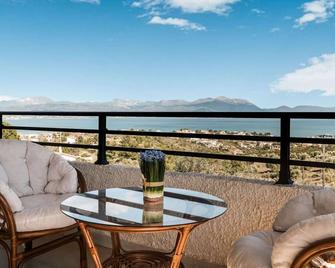 Holiday Villa With Incredible sea View in Paralia Avlidas - Vathy - Balcón
