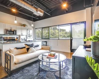 Modern Nashville Studio about 5 Mi to Downtown! - Nashville - Living room