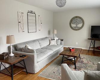 Downtown West Jefferson Cottage- 5 minute walk - West Jefferson - Huiskamer