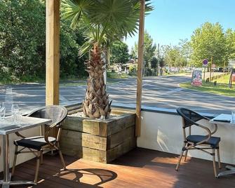 The Originals Boutique, Hotel Lakeside - Parentis-en-Born - Patio