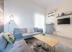 Lovely 1 bedroom apartment in Athens - Афіни - Вітальня