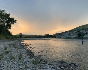 Private 500 acre ranch riverside cabin and fishing Oldman River. Family and pets - Pincher Creek - Beach