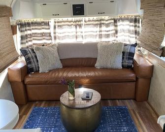 Amazing Airstream, Beaufort, SC-Enjoy the Journey - Beaufort - Living room