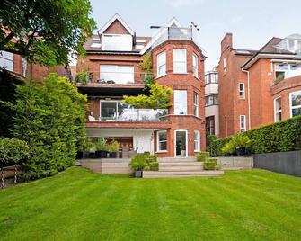 The White Peace Garden 3 bed Hampstead - by Out of Office Lifestyle - London - Building