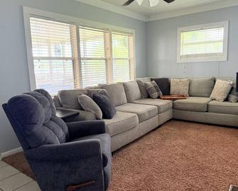 The Fifth Promise - A Cozy Lakehouse Retreat - Chipley - Sala de estar